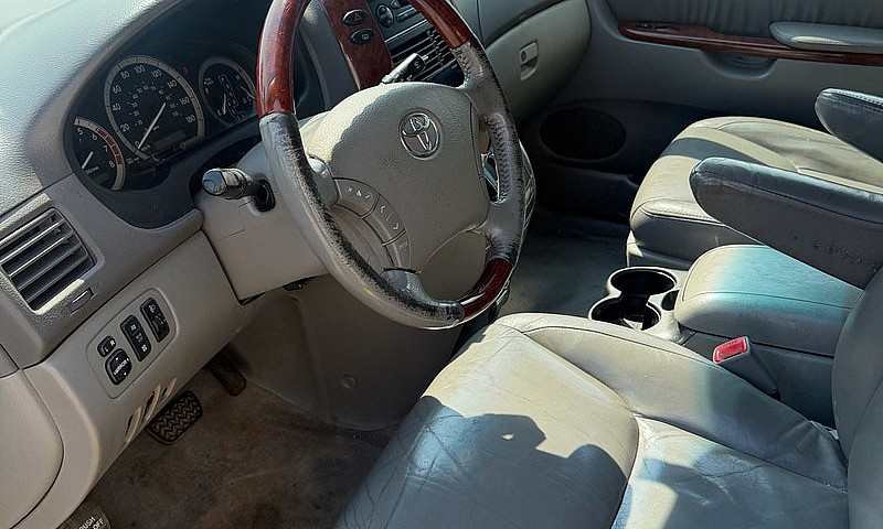 2005 Toyota Sienna A...