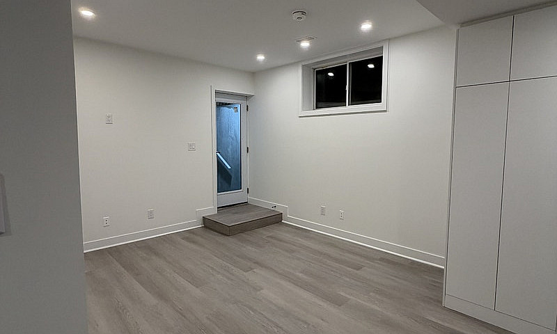 Modern 2-Bedroom Leg...