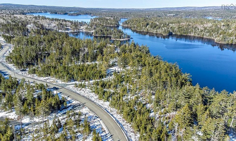 Incredible Lake-Fron...