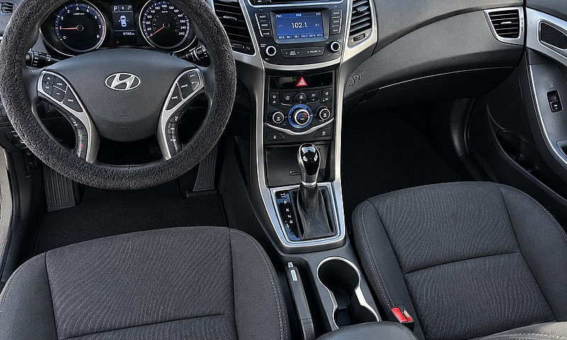 Hyundai Elantra ...