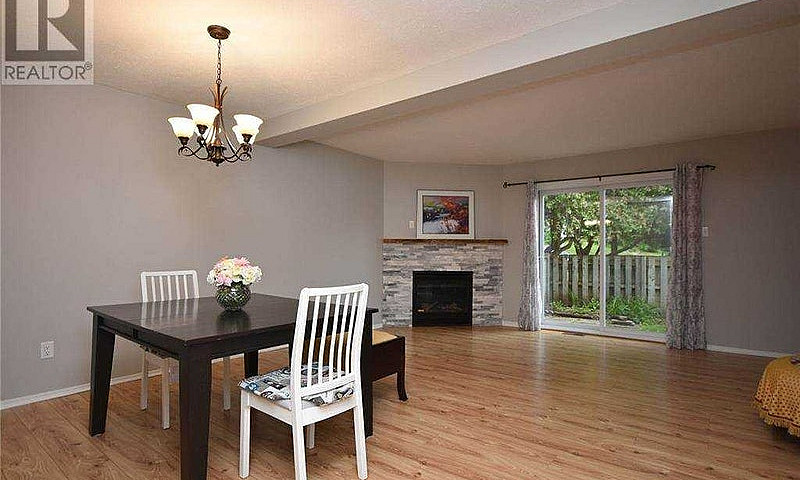 Nov 1 - 3 Bed 2.5 Ba...