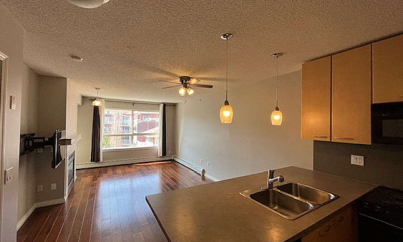 Top Floor 1Bed/1Bath...
