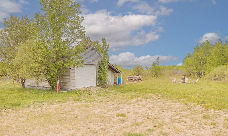 Bungalow On 10 Acres...