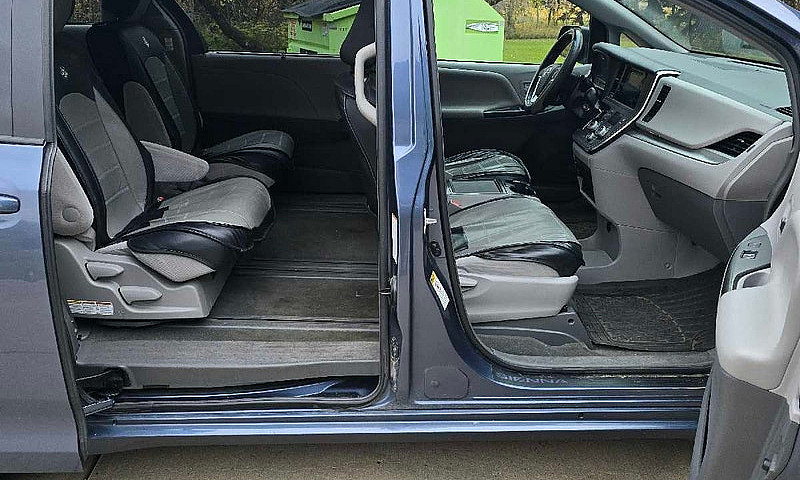 2017 Toyota Sienna L...