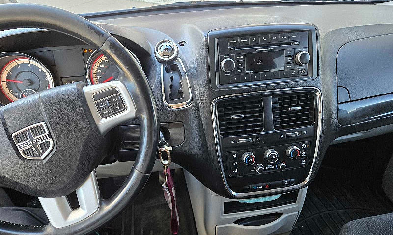 2017 Dodge Caravan 1...