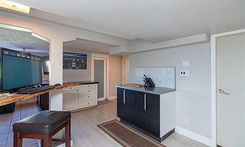 Spacious & Bright 1-...
