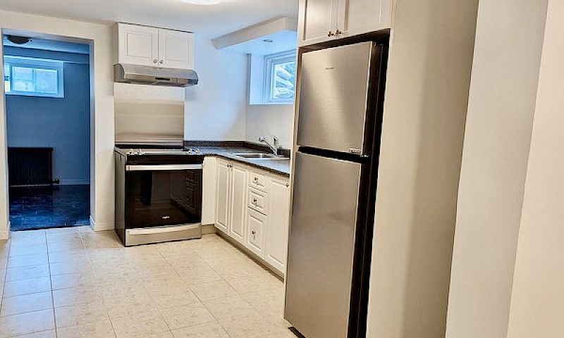 Bright 1-Bedroom Bas...