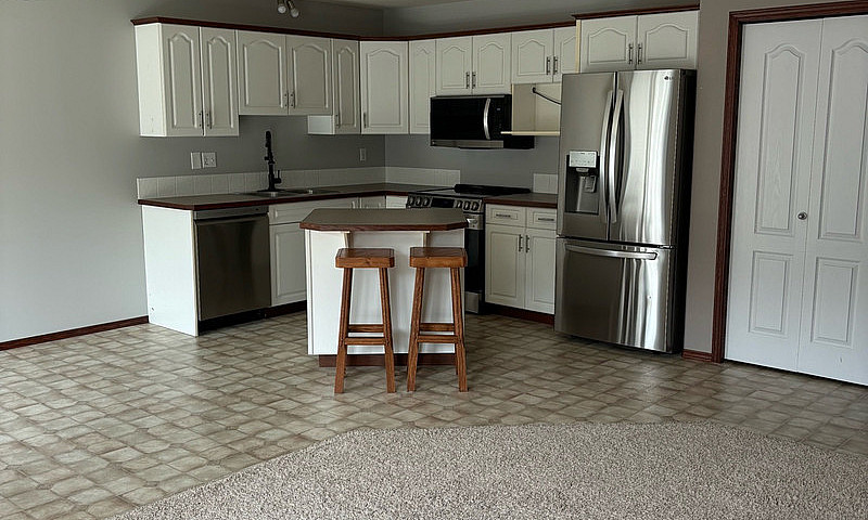 Condo For Rent **Lea...