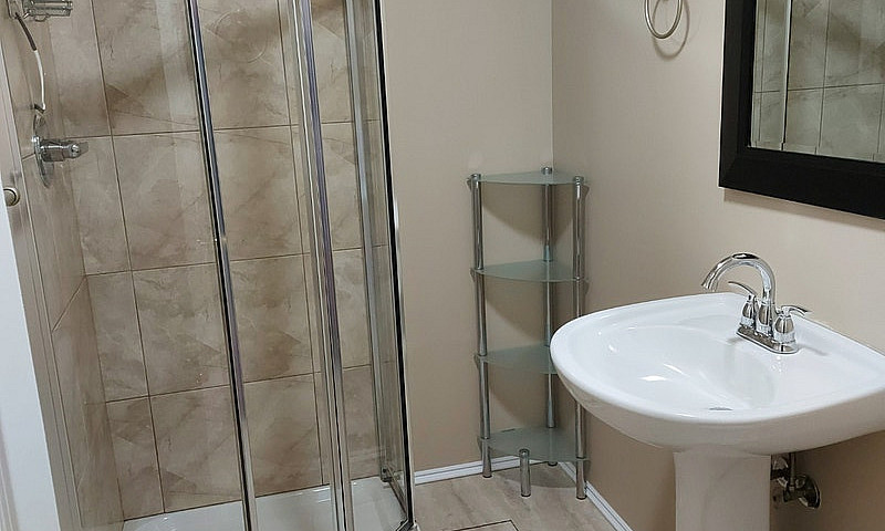 One Bdrm Basement Ap...