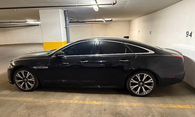 2016 Jaguar Xj...