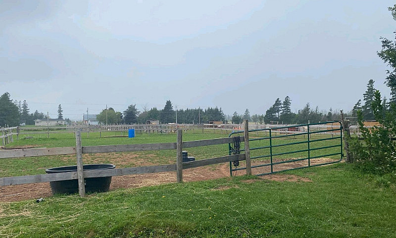 Hobby Farm  On 5.4 A...