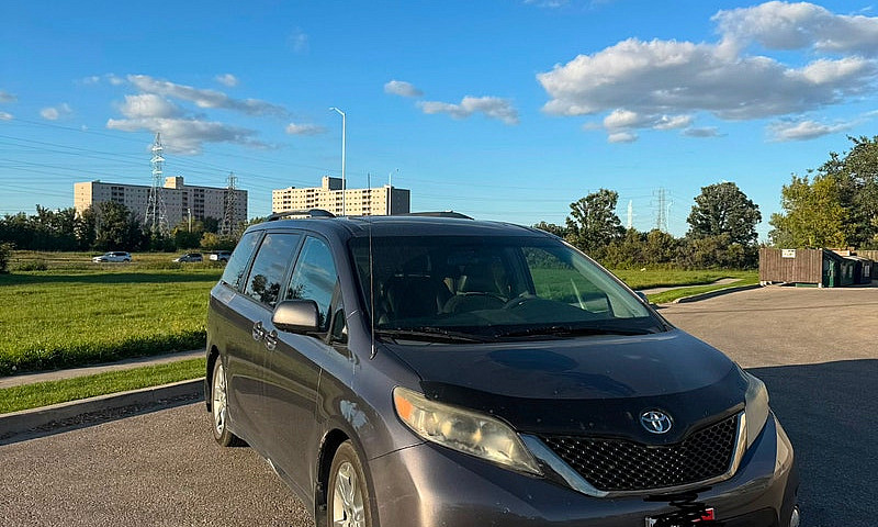 2011 Toyota Sienna 8...