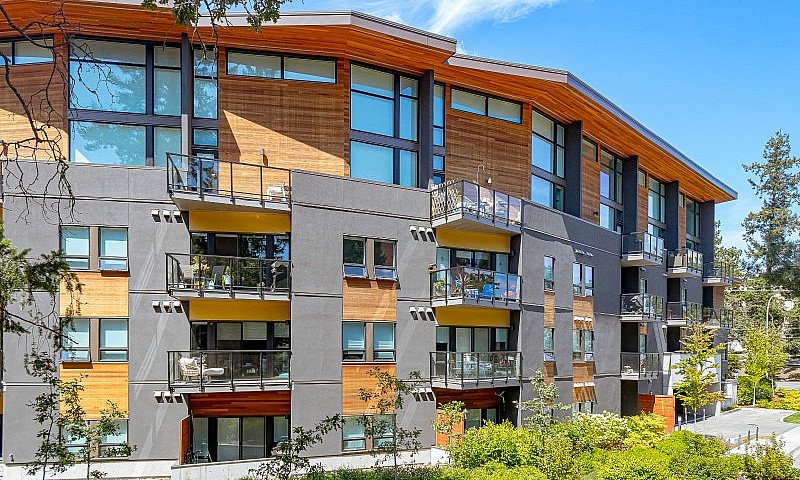 1 Bed +Den Condo In ...