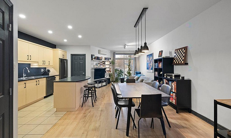 Condo À Louer – 2494...