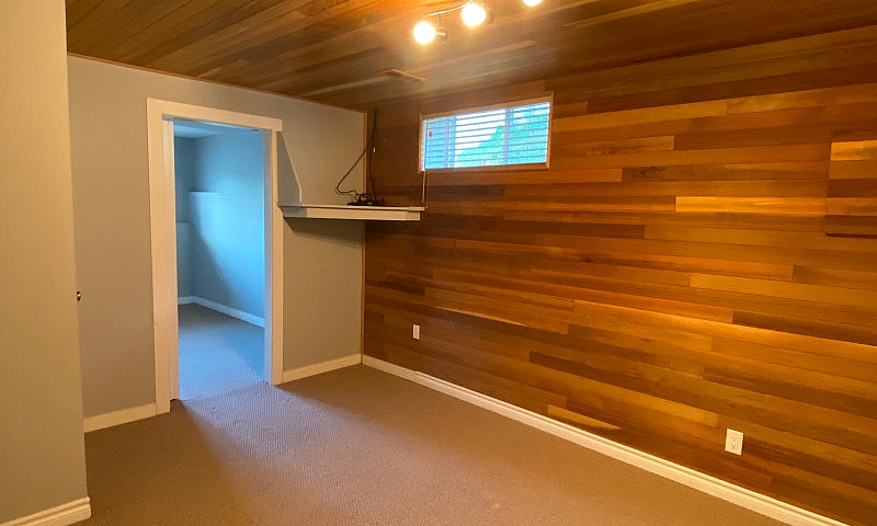Spacious 1 Bed + Lar...