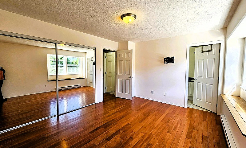 Spacious Upper 3 Bed...