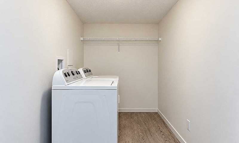 Spacious 2 Bed + 1 B...