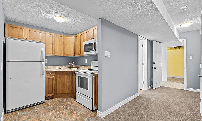 Basement Suite For R...