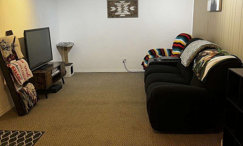 Basement Suite For R...