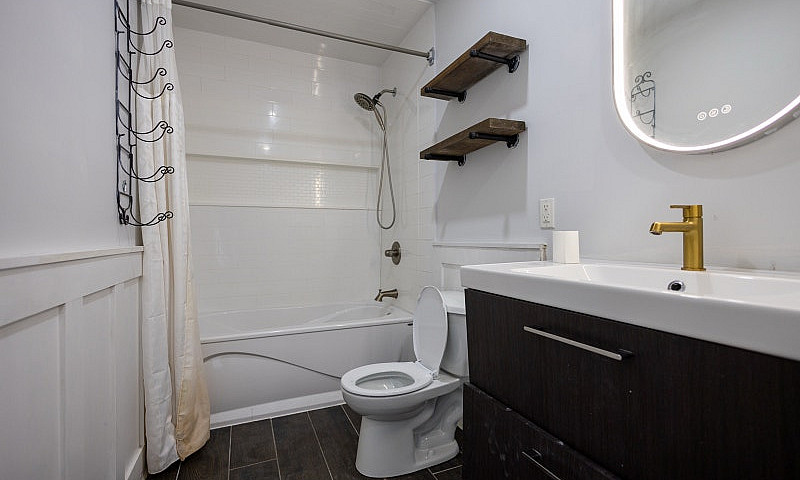 3 Bed 1 Bath Main Fl...