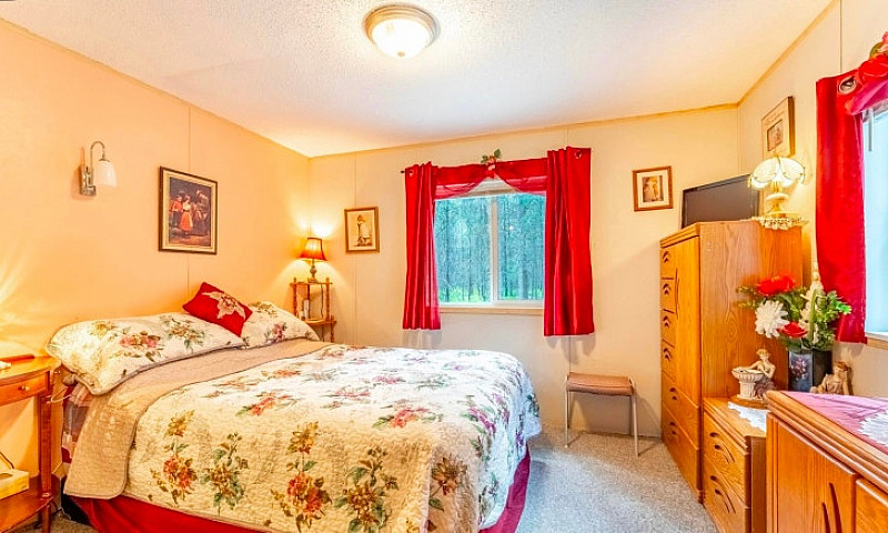 Moyie River Home , +...