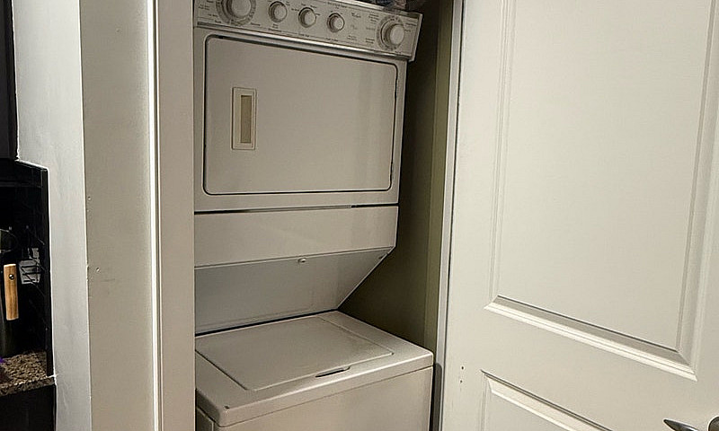 1 Bedroom+Den In Mar...