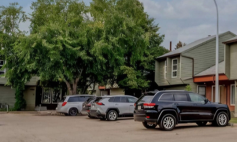 5407 Hillview Cresce...