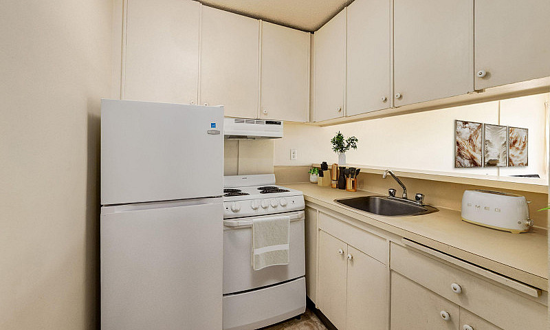 Renovated 1Br Apt Ne...