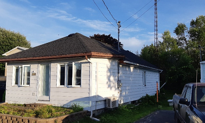 Maison En Face Du Fl...