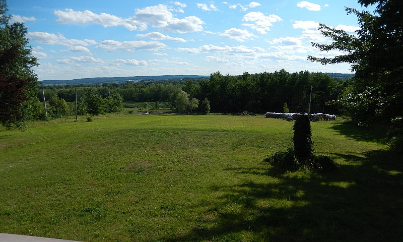 Country Home On 2 Ac...