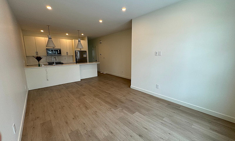 **3 Bed 2.5 Bath Dup...
