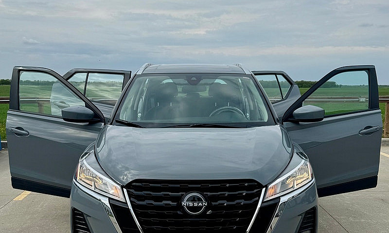 2025 Nissan Kicks Pl...