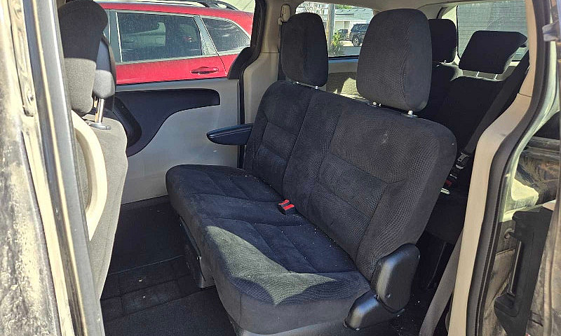 2017 Dodge Caravan 1...