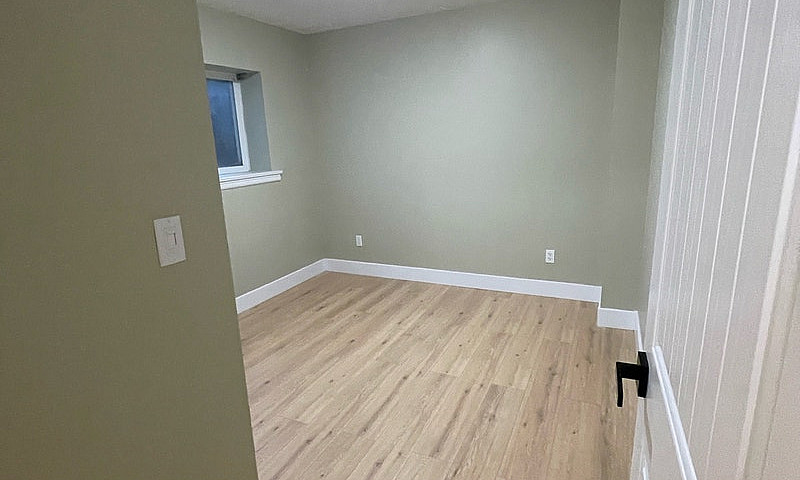 1 Bedroom Basement S...
