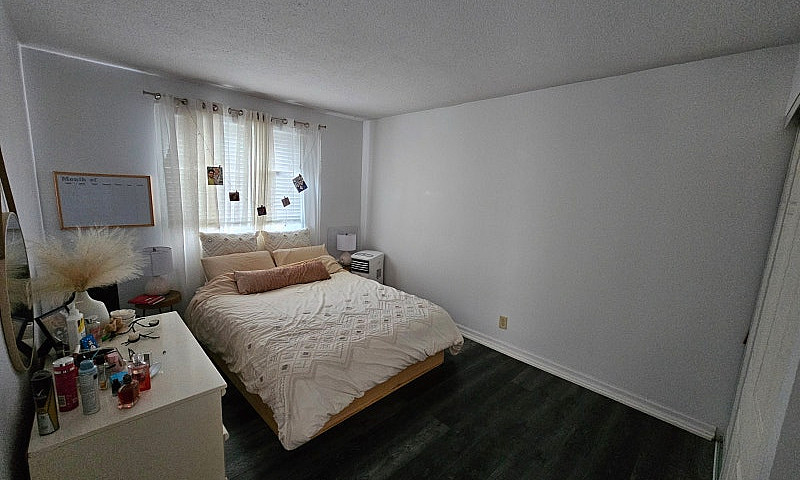Bright 2-Bedroom Cor...
