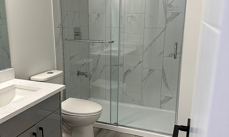 Spacious Modern 900 ...