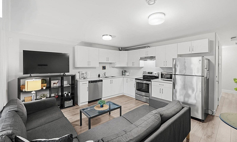 Spacious & Bright 1-...
