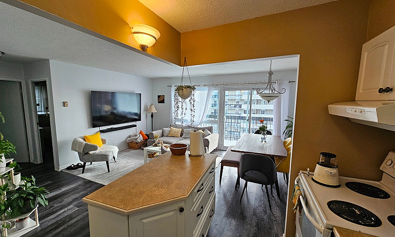 Bright 2-Bedroom Cor...