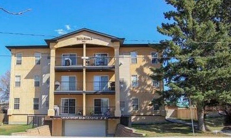 Red Deer Condo… Supe...