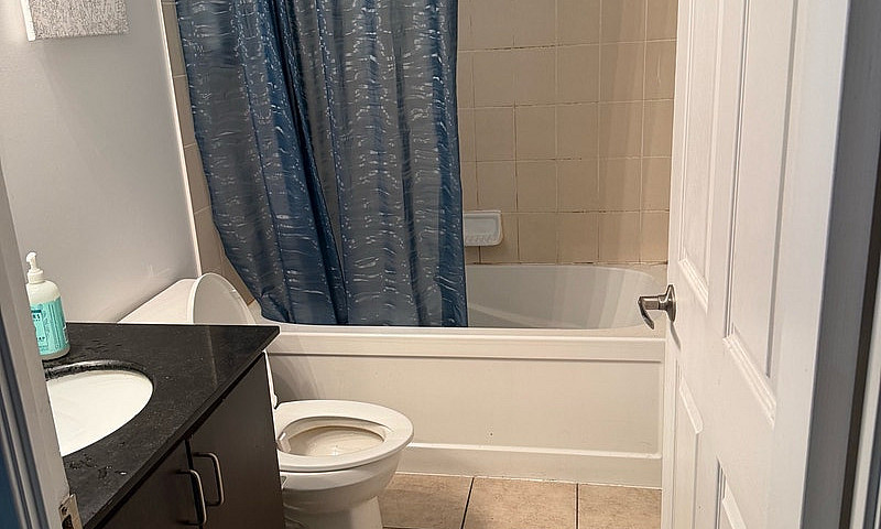 Bright 1 Bedroom + D...