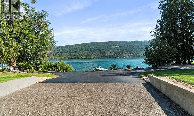Luxury Lakefront Hom...