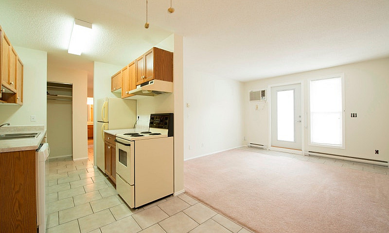 Salmon Arm- 1 & 2 Bd...