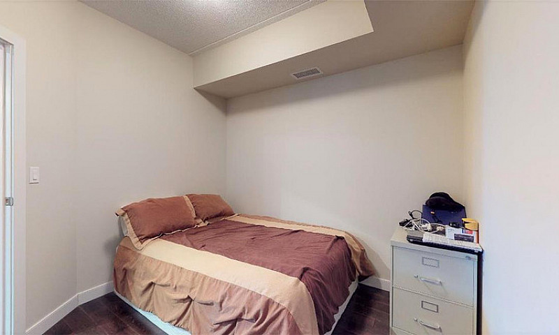 1 Bedroom + 1 Den Co...