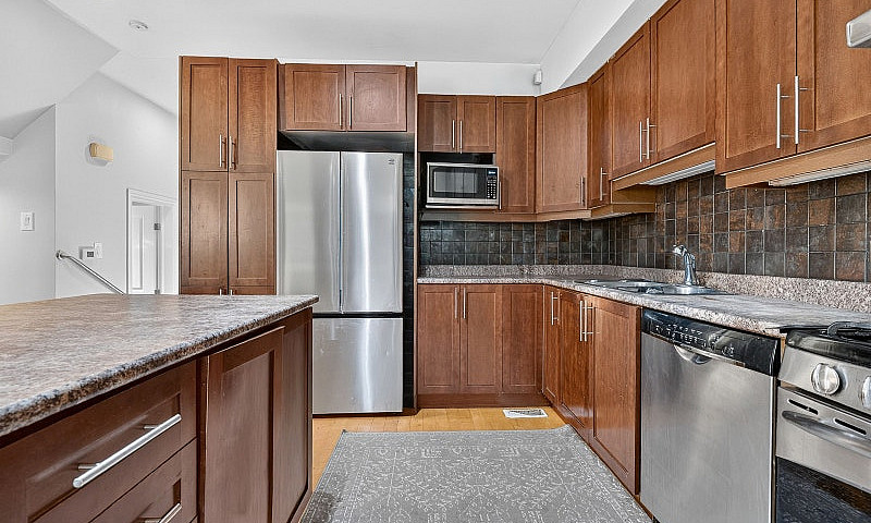End Unit 3Bd, 3 Bath...