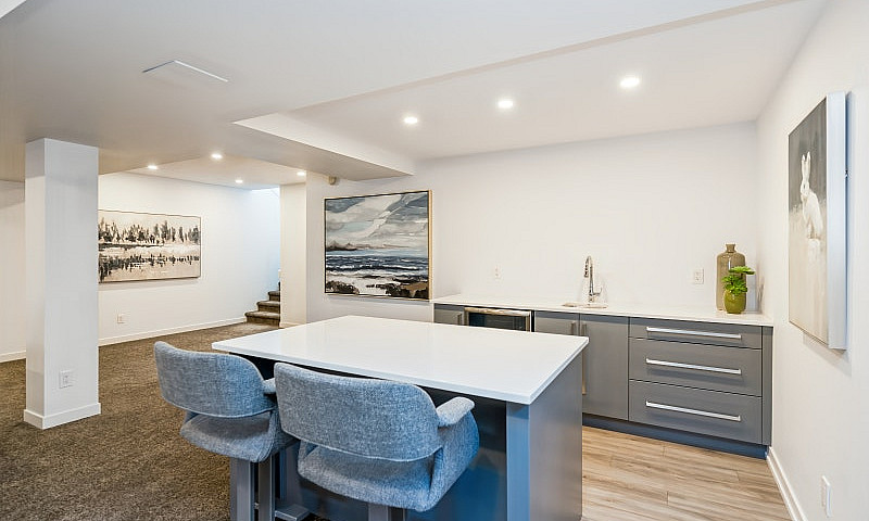 House For Sale: 10 B...