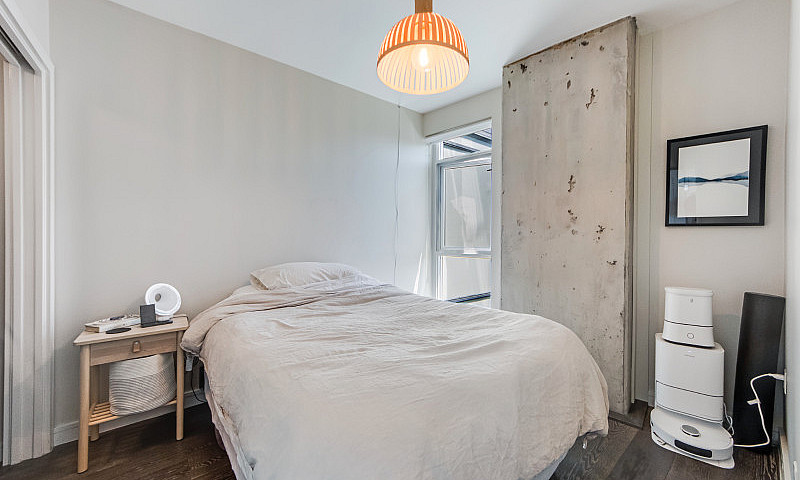 1 Br And Den Condo I...