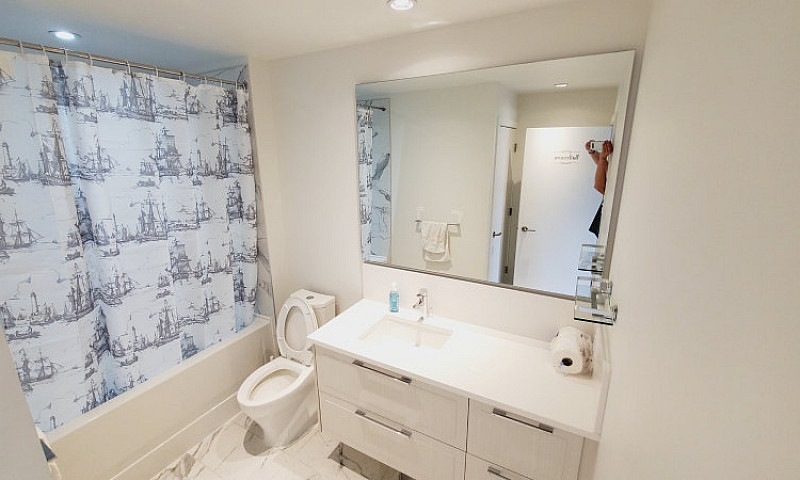 Spacious Modern 1 Be...