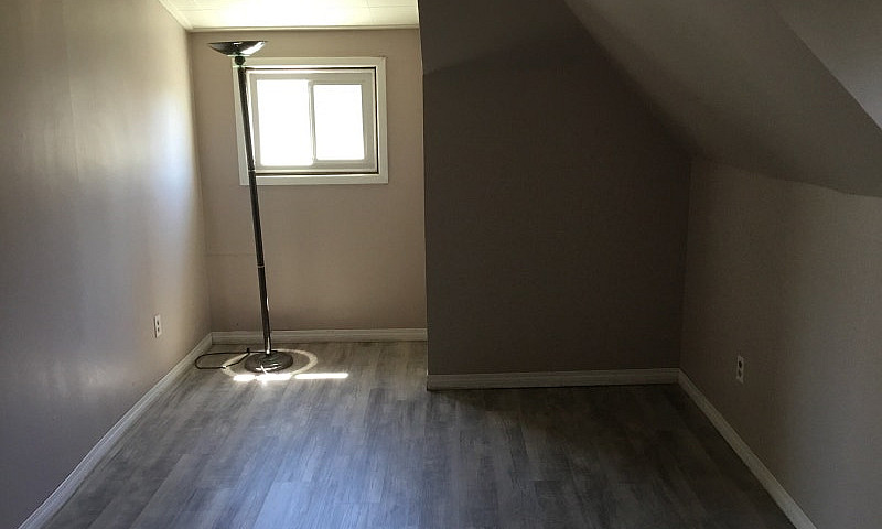 1 Bdr Apt, Top Floor...