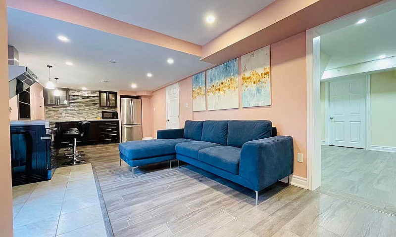 Bright 2-Bedroom Bas...