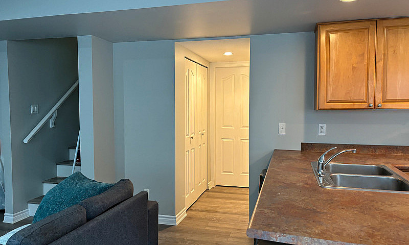 Bright & Spacious Ba...
